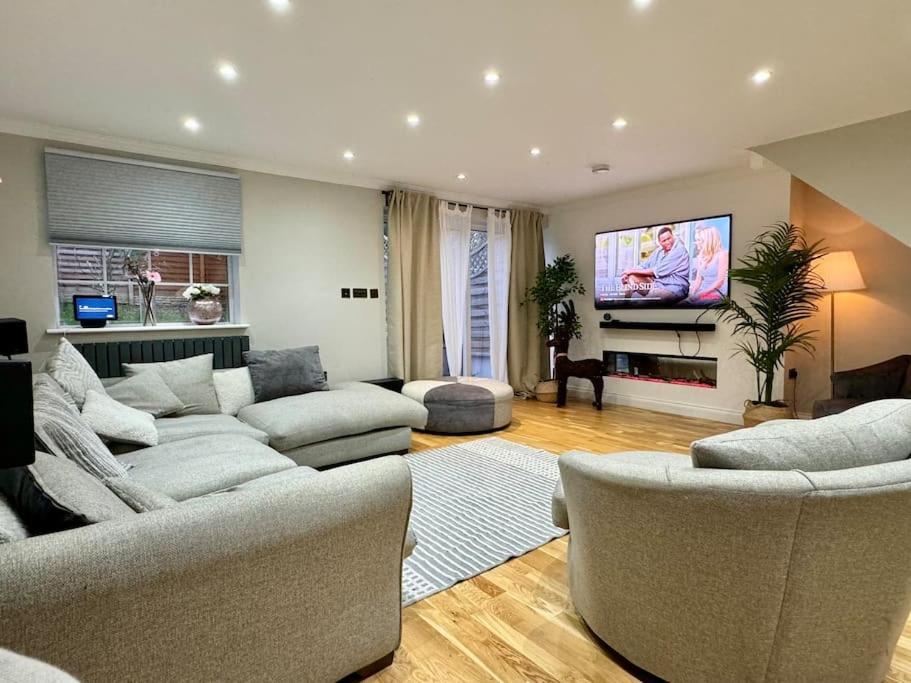 Leverstock Green Entire House With A Large Loungeヴィラ エクステリア 写真