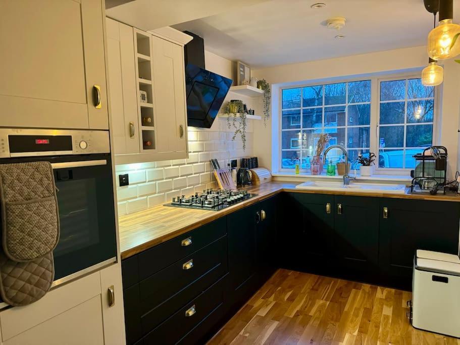 Leverstock Green Entire House With A Large Loungeヴィラ エクステリア 写真