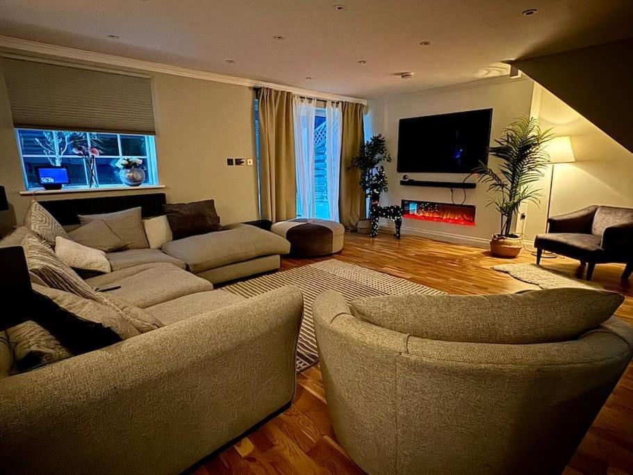 Leverstock Green Entire House With A Large Loungeヴィラ エクステリア 写真